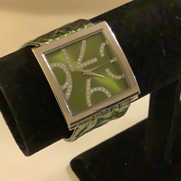 GREEN FOIL Banded Ladies Statement Watch - Picture 4 of 4